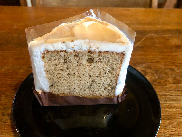 【スターバックス　ロイヤルミルクティーシフォンケーキ】ケーキを食べる時ってフィルムを剥がす瞬間からワクワクしますよね