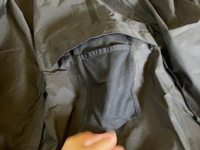 【ワークマン トラベルシェルライトレインポンチョ】フロントには小型のメッシュドリンクホルダー付き！