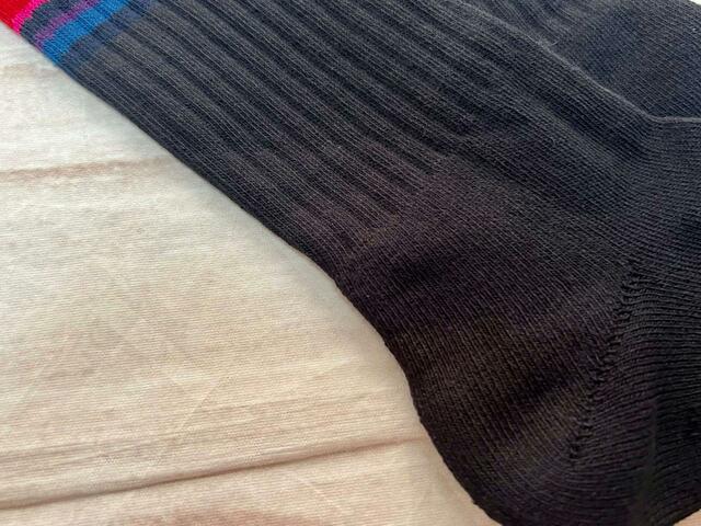 ブラックのしっかりとした生地のソックスです