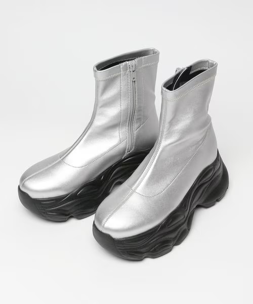 「オリジナルストレッチスニーカーブーツ」シルバー 8,000円（税込）