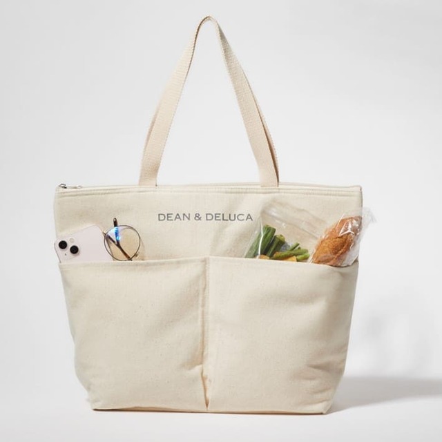 外側の2つの大きなポケットも便利そう