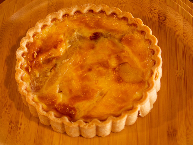 【無印良品 ベーコンとチーズのキッシュ】焼き上がりはチーズとバターのいい香りがします