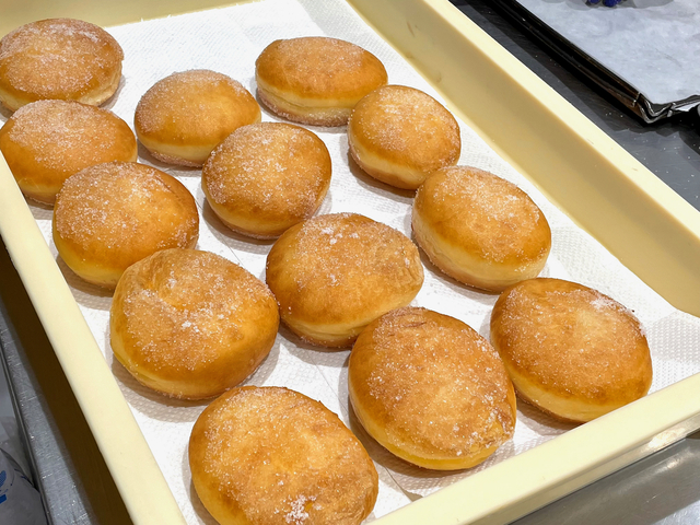 【Litus】揚げたてのボンボローニにグラニュー糖をまぶした状態で保管する