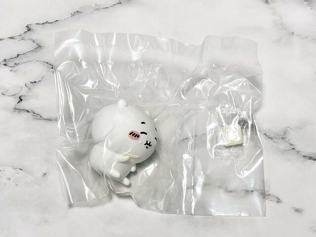 ソフビフィギュアとガムがビニール袋に包まれています