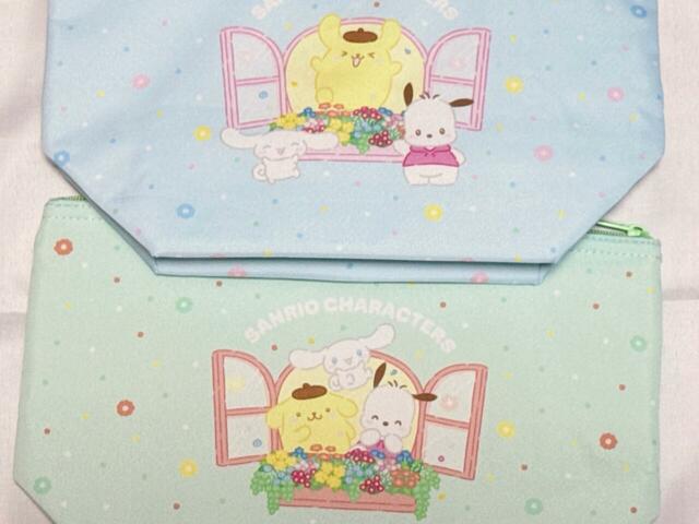【ファミリーマートオリジナル サンリオキャラクターズ当りくじ】保冷バッグ：5等「保冷バッグ シナモロール」種類違いで並べてみました。背面デザインも異なるのがうれしい♪