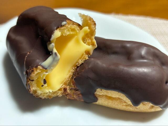 【セブン-イレブン とろけるカスタードエクレア】とろっとしたカスタードなのでこぼさないように注意が必要です