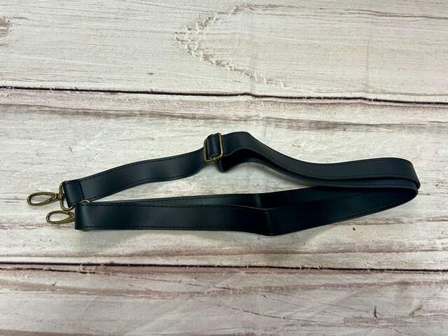 ショルダーストラップ付きなので、手持ち＆肩掛けで使える2WAY仕様！