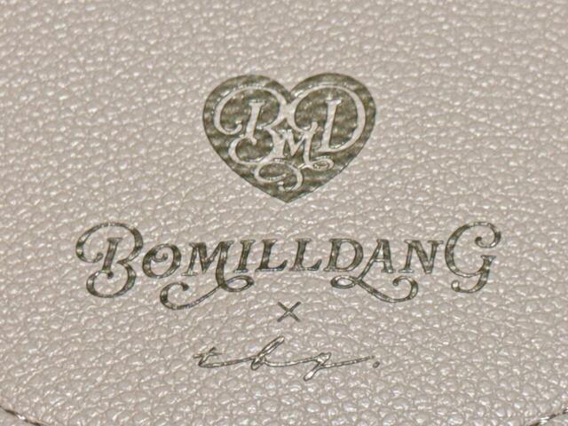 フロントのフラップには、BOMILLDANGのオリジナル箔プリントロゴ入り！