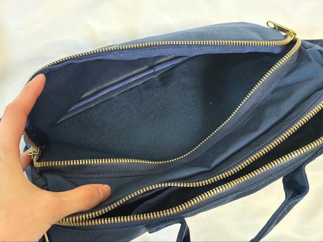 【mont-bell 50th ショルダーバッグ】前面にはファスナー付きの大きなポケットがあります◎