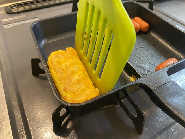 【ニトリ セパレートパン】端でぎゅっとすれば綺麗な卵焼きに。