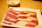 【焼肉きんぐ 炙りすき焼カルビ】甘辛いお肉と卵が相性抜群