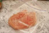 【サラダチキン】水気をとった鶏むね肉を袋に入れます