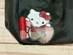 バッグの左下部にキティちゃんのアートプリント入り