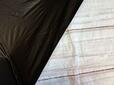 内側にブラックの生地を貼り、紫外線遮へい率99.9％以上、遮光率99.93％という安心機能