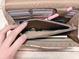 ファスナーポケットにはコインを収納