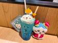 『ちいかわ飯店 ドリンクスタンド 津田沼』あたりくじ付き推しクリームソーダ／税込1,100円　に「来来ぷちミニマスコット　ハチワレ」を添えて♪