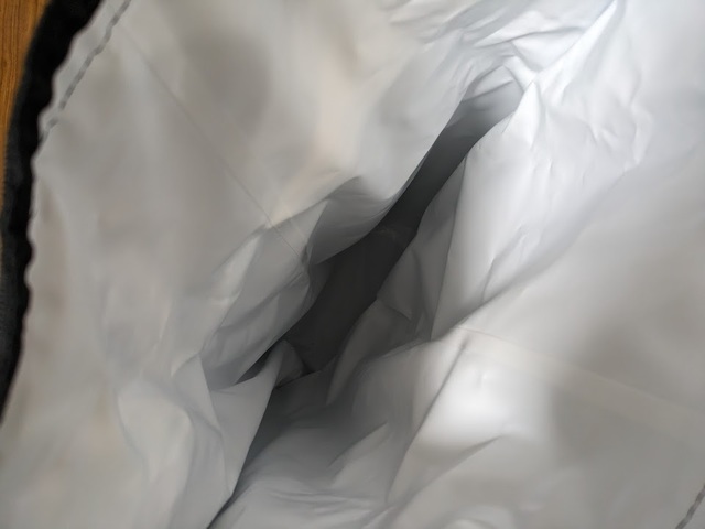 【ワークマン 防水サーモリュック】リュックの内部。しっかりしている分、中に何も入っていなくてもコンパクトにはならない