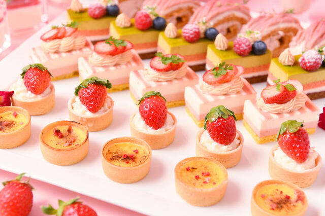 「Very Berry Strawberry」＜期間：2026年1月7日～3月1日＞【【神戸】イチゴカラーで来店すると特典が付く♪着て、選んで、イチゴづくしのご褒美フレンチを楽しむ「Very Berry Strawberry」開催！】
