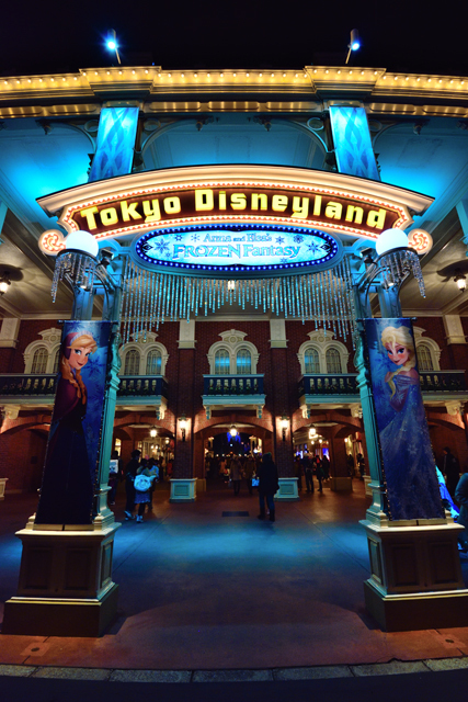 こちらも青い光でライトアップされています ©Disney