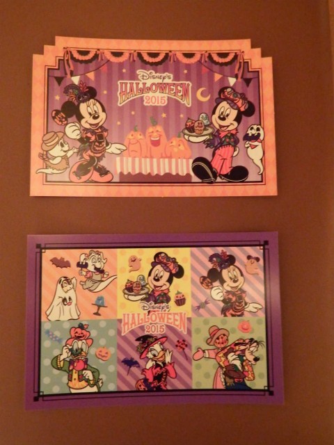 お部屋の備え付けにあるポストカード。額装アートが描かれております。