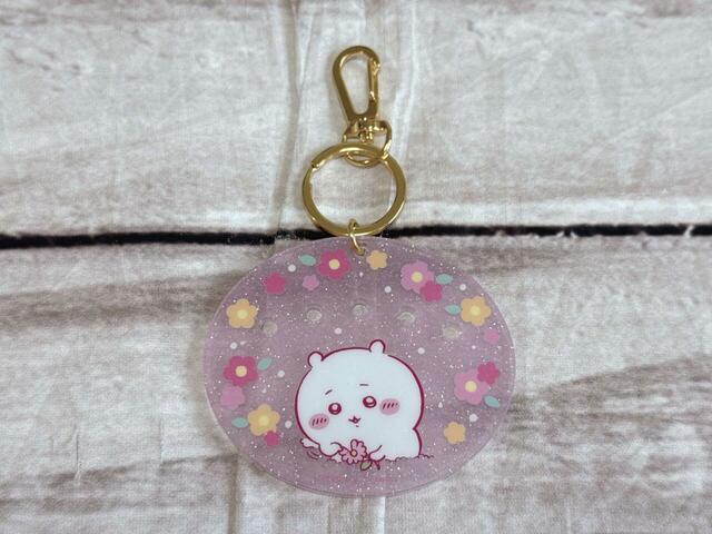 漫画のちいかわが花占いをしているシーンが採用されています。淡いピンクカラーもかわいい♪