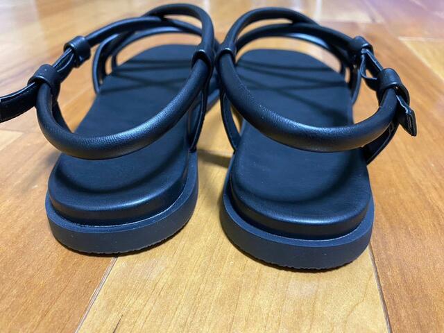 【UNIQLO ナローストラップサンダル】ヒールはないが踵にもやや厚みあり