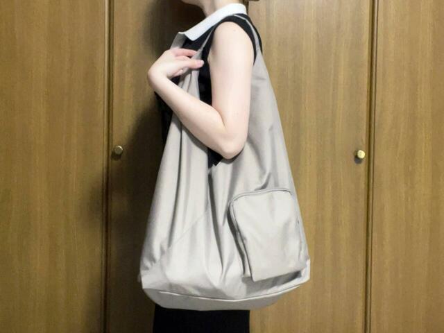 身長155cmの筆者が実際に持ってみました。大きめサイズですが、バランスよく持てます