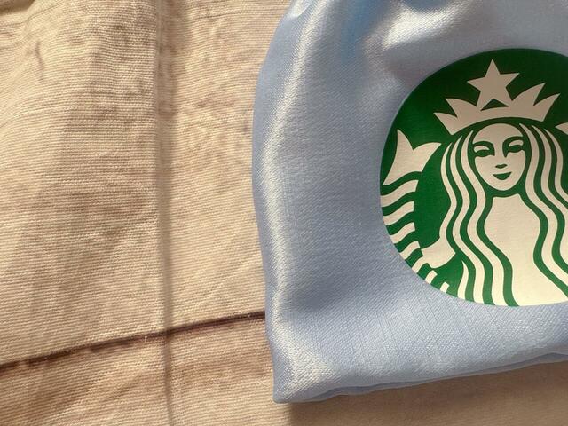 上品な光沢感のあるポリエステル素材