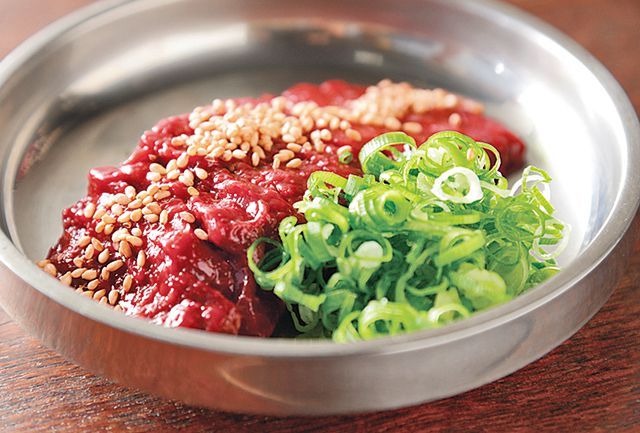 関西ホルモンの名店11／ホルモン ワイン プコチーニ（塚口）　チレの刺身 450円