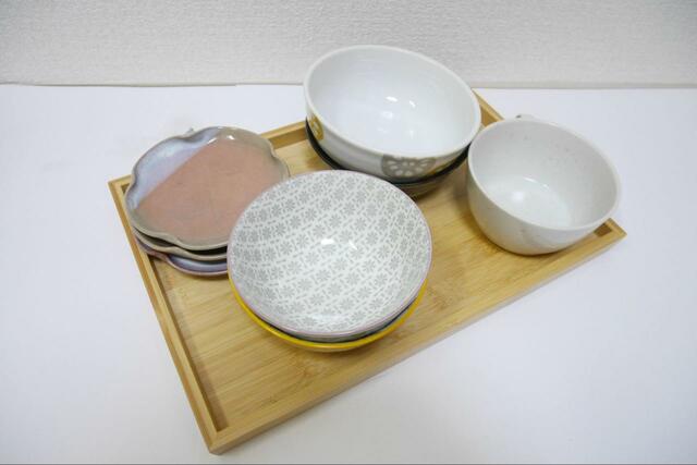 【3COINS 食器棚用収納トレー：Mサイズ】いつも使う食器をまとめて収納