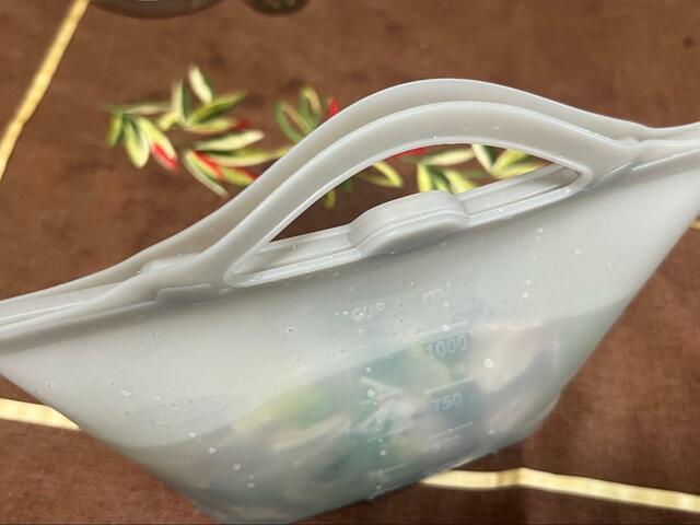 【3COINS＋plus シリコーンフードバッグ】口をしっかり閉じて冷凍庫へ