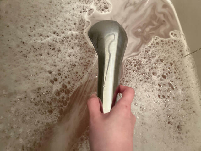 「バブルフィーバー」のびっくらたまごめがけてシャワーを当て、残りの約100リットルのお湯を注ぎます。湯面近くから当てるのがポイント！また、シャワーの水圧が選べる場合は強くするのがおすすめです