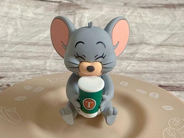 ジェリーの甥、グレーの小さなネズミ「タフィー」のフィギュア付き！