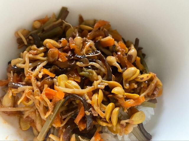 【まいばすけっと パパッと具沢山グルメ ビビンバの素】タレがたっぷり絡んでいます