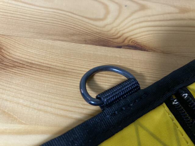 【KEBOZ XPAC MINI WALLET】カラビナループでいろんなところに引っ掛けられちゃう