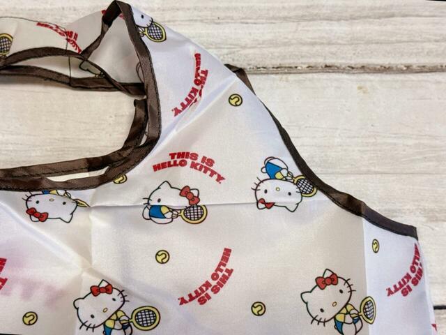 【しまむら ショッピングバッグ(ハローキティ)】持ち手と開口部には、ブラウンのパイピングが施されています。レトロなキティちゃんとアイボリー×ブラウンの配色が相まって、どこかヴィンテージ感のある雰囲気に仕上がりに♪