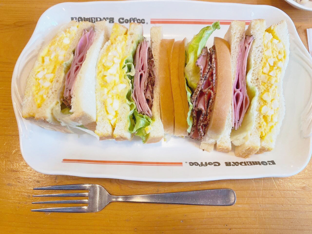 【コメダ珈琲　ペッパーポークとたまごの具沢山サンド】フォークよりもかなり大きめ