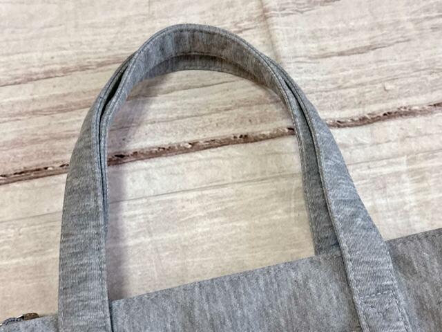 持ち手は肩がけもできる長さですが、ハンドバッグ風に持つのがかわいくておすすめ