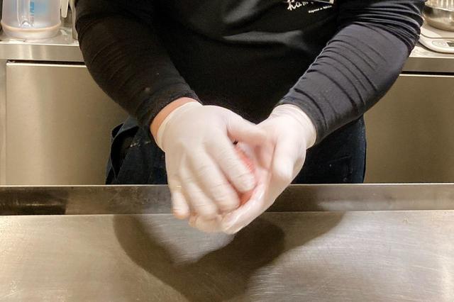 注文を受けてからハンバーグのタネをパタパタして空気を抜く