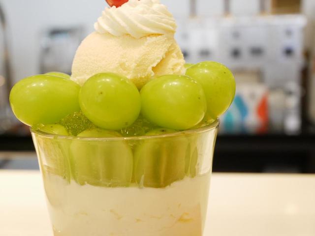 残り60gの水ゼリーを重ね、丸ごとのシャインマスカット6個をグラスの縁にそって並べます。