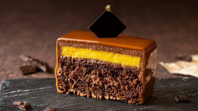 「バレンタインデー期間限定の特別スイーツ」＜期間：2026年2月11日〜14日＞【“苺の赤”と“チョコレートの黒”を融合させた五感で楽しむ「ストロベリー＆ショコラスイーツブッフェ」が、2026年1月5日よりスタート！】