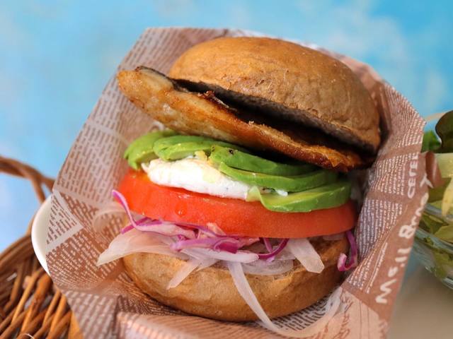 くるみ入りクリームチーズアボカド鯖バーガー (税込 800円)
