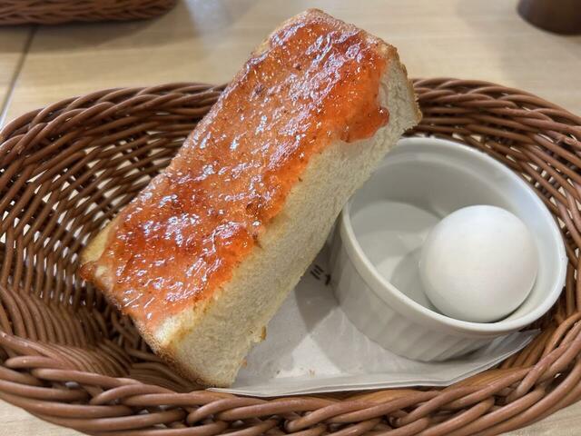 【ミヤマ珈琲　モーニング】モーニングサービスのトーストは発酵バター入りマーガリンか、イチゴジャムを選べます。こちらはイチゴジャムで、少し酸味のある大人向けのジャムの味でした