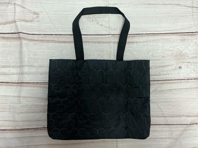 バックは装飾がないシンプルなデザイン