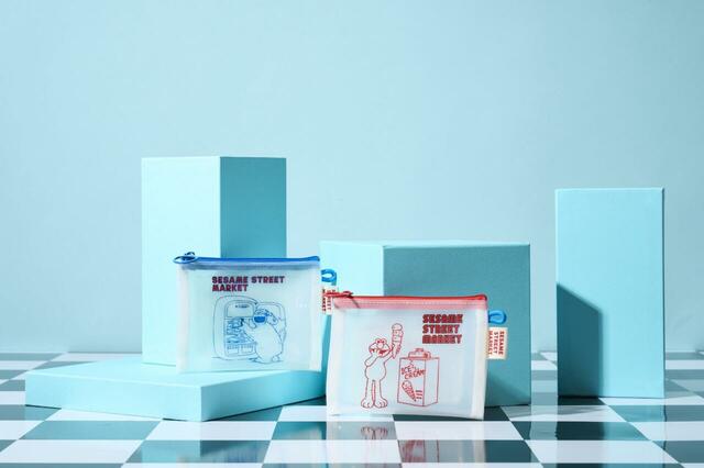 「PVCミニポーチ」<価格:全2種/¥2,420>【えっ?エルモが全身ミントブルー?「セサミストリートマーケット」にポップでキュートな夏限定の爽やかグッズが勢揃い!】