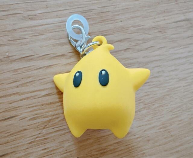 【サーティワン×マリオギャラクシー チコ オリジナルスプーンチャーム】ミニシリコンリングと金具付き。用途に合わせてパーツを付け替えられる超優秀アイテム！