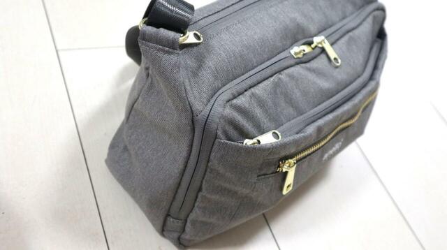 【anello GRANDE（アネロ グランデ） ショルダーバッグ】荷物を入れるとその重さで自立するので、ちょっとしたところに置くのにも安定します◎