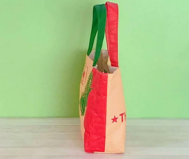 十分なマチ（約9cm）があります【カルディコーヒーファーム】「ベトナムバッグ」（ブタ柄）価格：1,500円（税込）