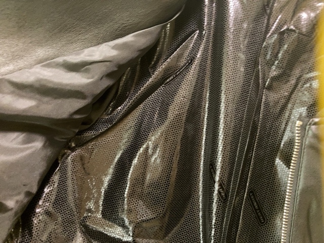 【ワークマン レディースフェイクレザーウォームジャケット】背中はブラックアルミ仕様で暖かいです♪