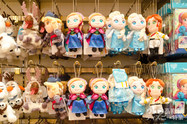 アナ、エルサ、スヴェン、クリストフ、ハンスのぬいぐるみバッジ